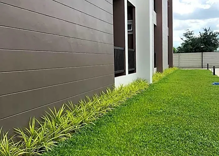 โรงแรม Baan Lamoon Ban Khlong Thai Muang